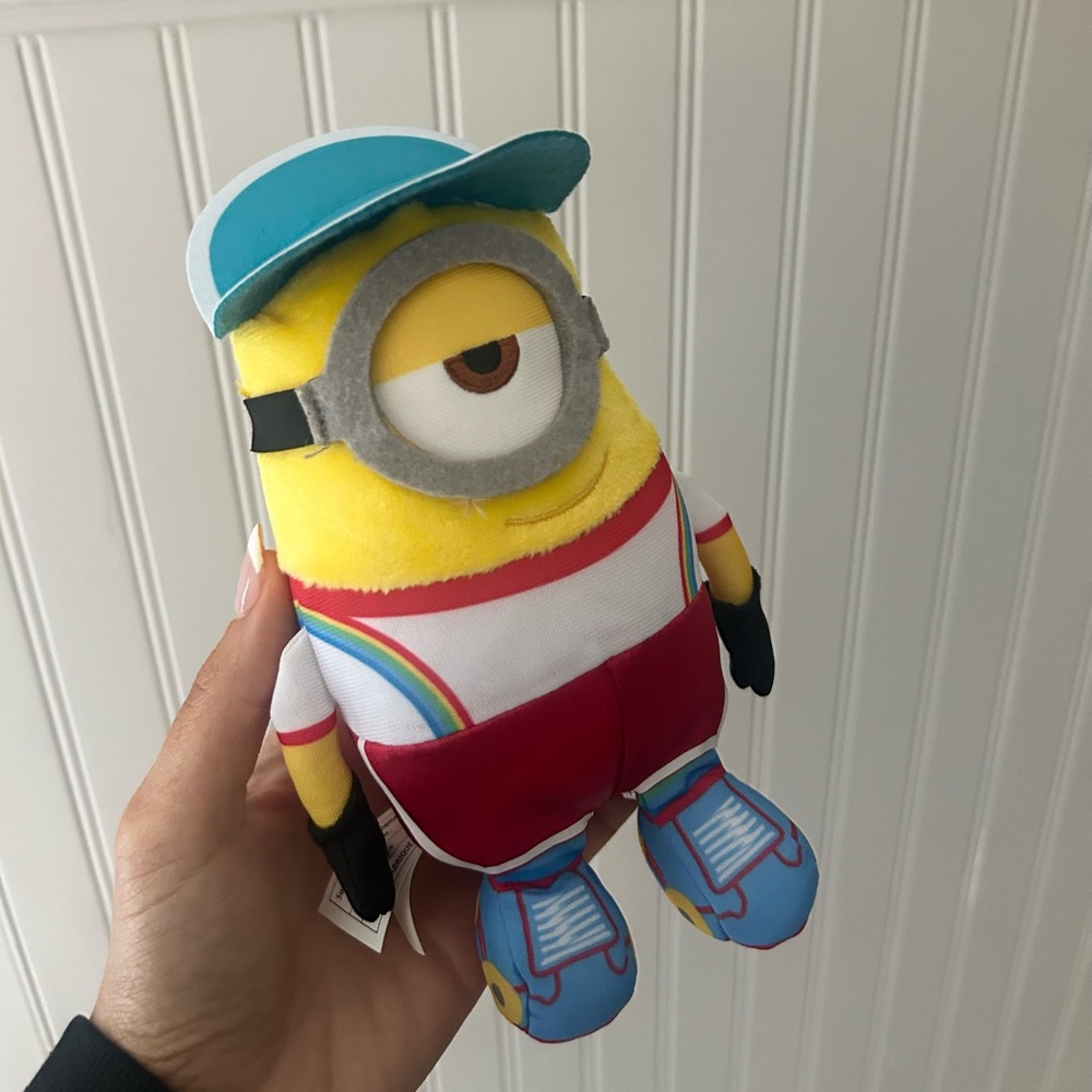 Minions Stuart Plush Roller Skating Rainbow The Rise of Gru Collectible